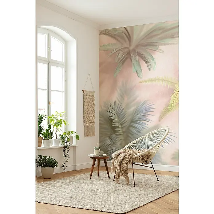 Komar Flair Fototapete Vague Botany - B x H: 200 x 250 cm, Vlies - Einladendes Wohnzimmer mit einem hellen Teppich, der Wärme und Textur in den Raum bringt. Der Teppich ergänzt die natürliche Einrichtung und das Dekor des Zimmers.