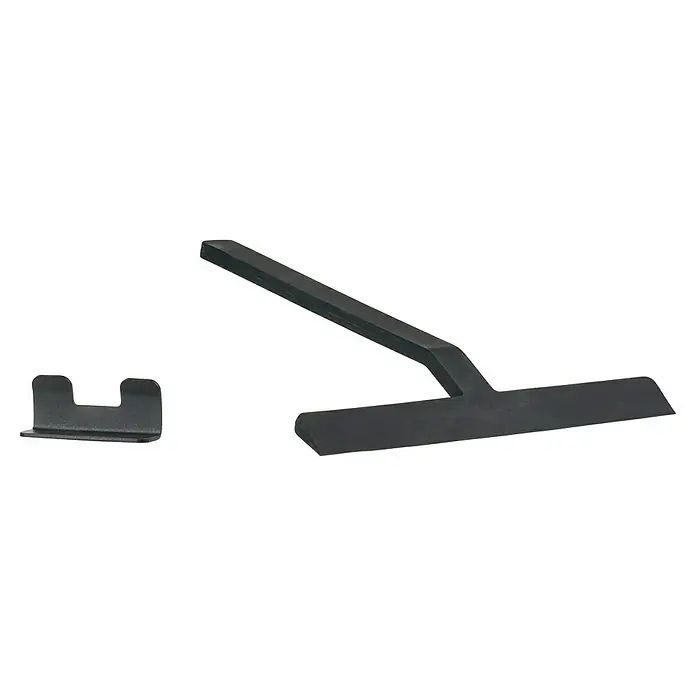 Zone Denmark Bad-& Duschabzieher RIM - Black, Metall - Ein dunkler Brecheisen und ein kleines schwarzes Metallstück, die auf einem schwarzen Hintergrund liegen. Sie sind ein Paar von mechanischen Werkzeugen.