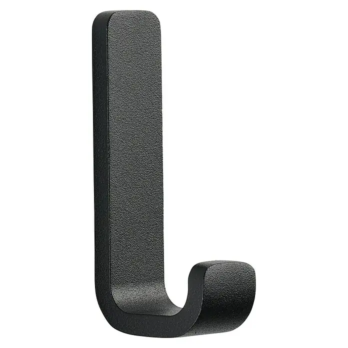Zone Denmark Handtuchhaken RIM - Schwarz, Höhe: 8,5 cm - Nahaufnahme eines schwarzen Metallwandhakens mit strukturierter Oberfläche vor schwarzem Hintergrund.