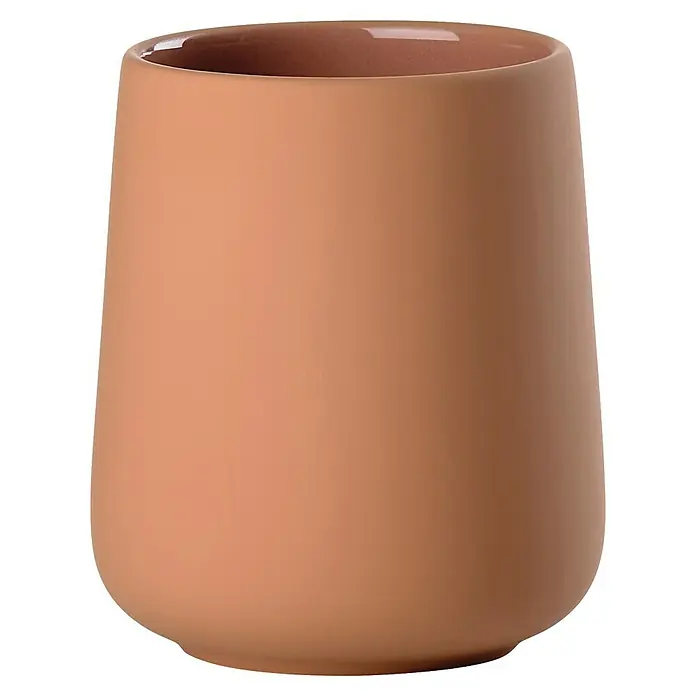 Zone Denmark Nova One Zahnputzbecher - Keramik, Mandarine - Nahaufnahme einer eleganten, zylinderförmigen Vase in sanftem Terrakotta, die durch ihre schlichte Form und natürliche Farbgebung besticht.