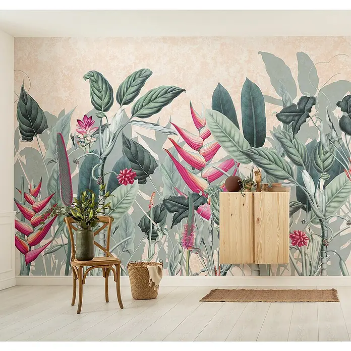 Komar Flair Fototapete Soft Jungle - B x H: 350 x 250 cm, Vlies - Zimmer mit Dschungeltapete, Holzschrank und Stuhl. Die Tapete zeigt üppige Pflanzen und bunte Blüten für ein exotisches Ambiente.