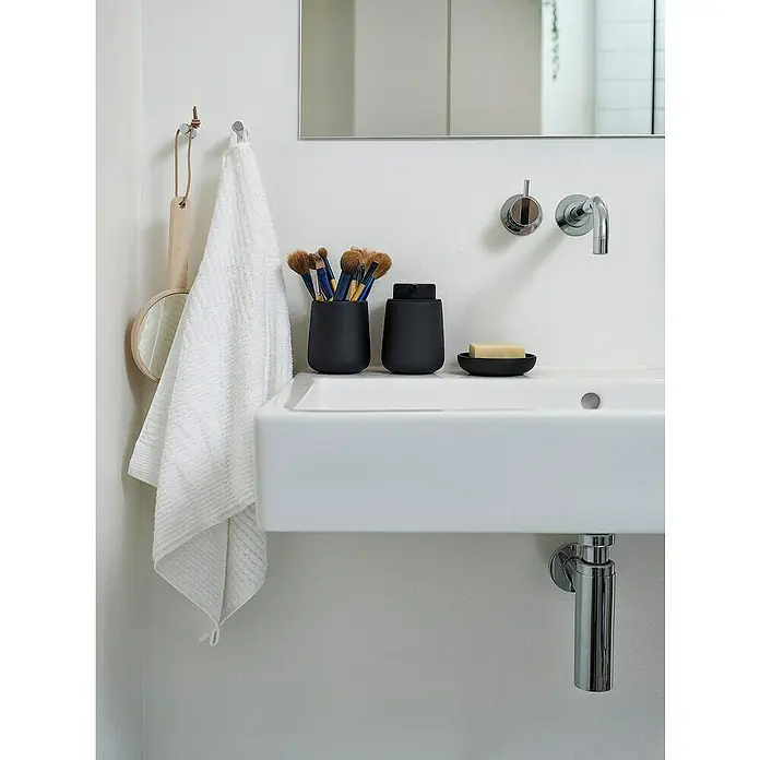 Zone Denmark Nova One Seifenspender - ABS-Kunststoff, Black - Badezimmerwaschtisch mit schwarzen Badaccessoires wie Seifenspender, Pinselhalter und Seifenschale.