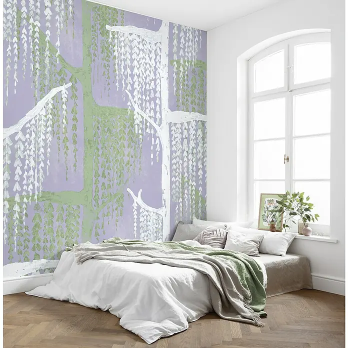 Komar Flair Fototapete Crazy Willow - B x H: 350 x 250 cm, Vlies - Schlafzimmer mit Wandbild mit weinendem Weidenbaum. Bett mit weißer Bettwäsche und Überwurf vor einer Wandmalerei mit Baum.