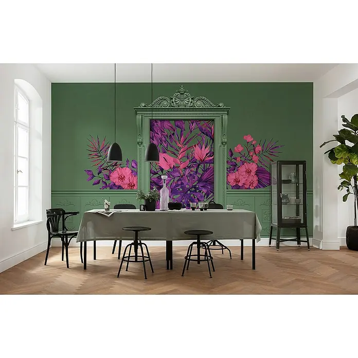 Komar Flair Fototapete Duke Dude - B x H: 400 x 250 cm, Vlies - Esszimmer mit Esstisch und Stühlen vor einer grünen Wand mit floralem Muster und Zierrahmen. Die Einrichtung ist modern und stilvoll.