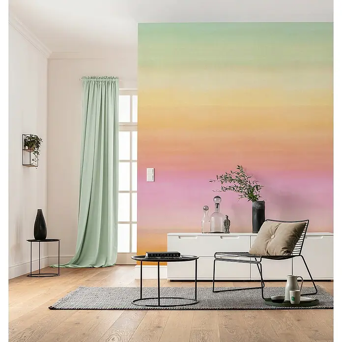 Komar Flair Fototapete Fuel - B x H: 200 x 250 cm, Vlies - Helle, moderne Raumgestaltung mit farbiger Akzentwand, minimalistischen Möbeln und einem stilvollen grauen Teppich.