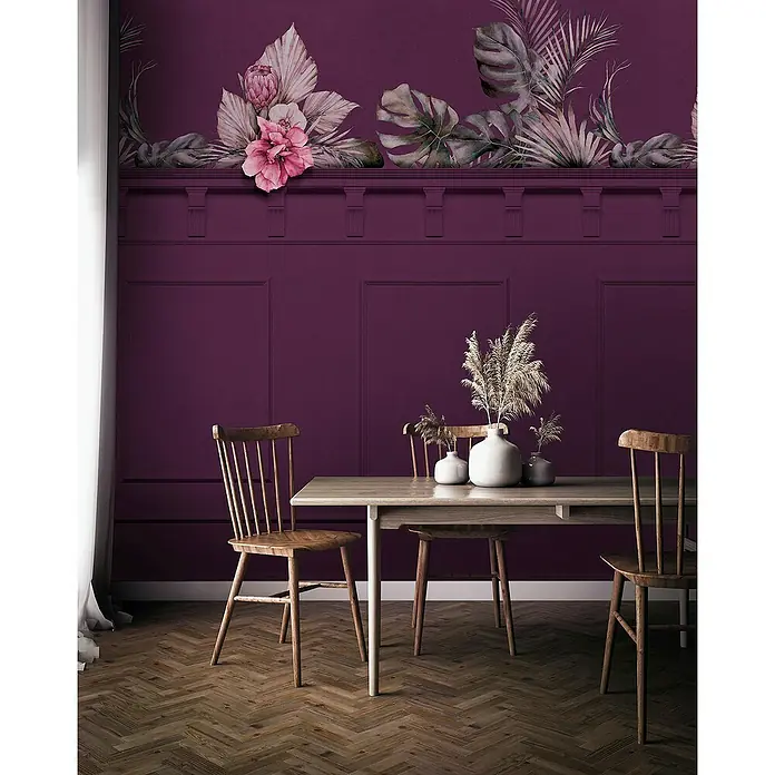 Komar Flair Fototapete Bold Baroness - B x H: 200 x 250 cm, Vlies - Dieses Bild zeigt eine elegante Einrichtung mit einem Holztisch, passenden Stühlen und einer Wandgestaltung in Pflaumenfarbe mit Blumenakzenten.