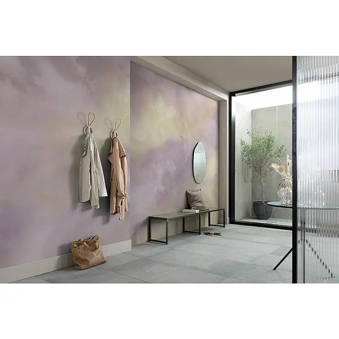 Komar Flair Fototapete Lavender Clouds - B x H: 350 x 250 cm, Vlies - Dekorative Wandgestaltung mit Kleiderhaken, Bank und Spiegel in einem stilvollen Flur. Die Farbgestaltung verleiht dem Raum eine elegante Note.