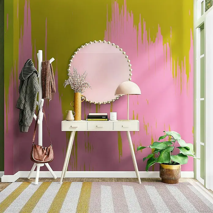 Komar Flair Fototapete Colour Fusion - B x H: 250 x 250 cm, Vlies - Elegante Inneneinrichtung mit einem stilvollen Konsolentisch, einem runden Spiegel und dekorativen Accessoires vor einer farbenfrohen Wand.
