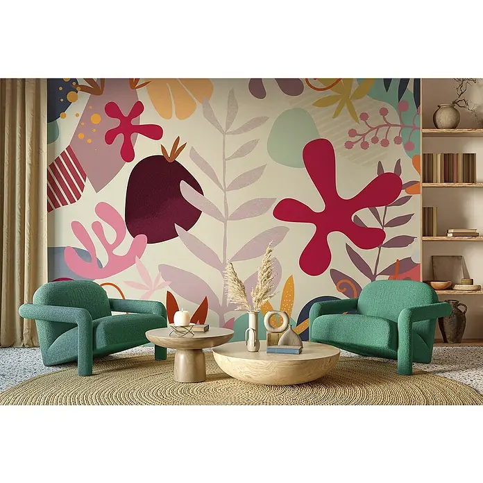 Komar Flair Fototapete Happy Corals - B x H: 350 x 250 cm, Vlies - Gemütliches Wohnzimmer mit zwei grünen Sesseln und einem runden Teppich vor einer Wand mit farbenfrohem, abstraktem Muster.