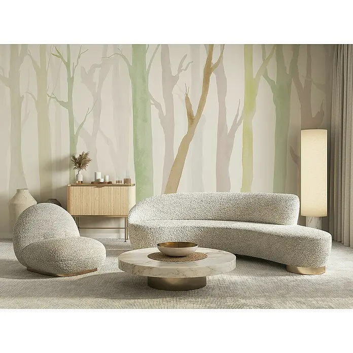 Komar Flair Fototapete Shadow Woods - B x H: 350 x 250 cm, Vlies - Elegantes Wohnzimmer mit modernem Bouclé-Sofa und Sessel, Marmortisch und sanfter Waldtapete. Stilvolles und gemütliches Interieur-Design.