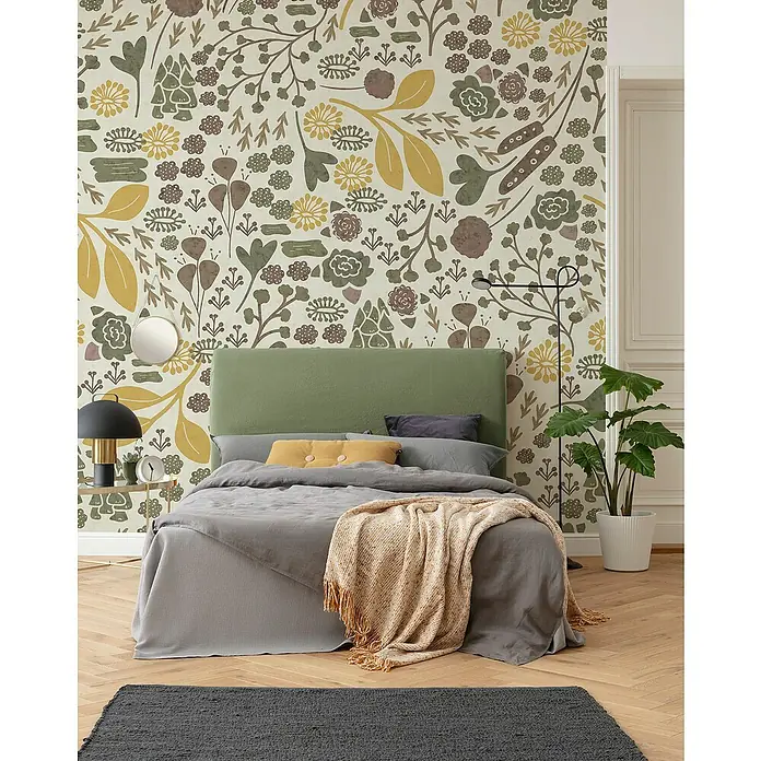 Komar Flair Fototapete Wild Fields - B x H: 250 x 250 cm, Vlies - Ein Schlafzimmer mit einem grünen Bett, einer gemusterten Tapete und einem dunklen Teppich. Das gemütliche Ambiente lädt zum Entspannen ein.