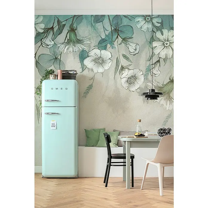 Komar Flair Fototapete I Fiori - B x H: 300 x 250 cm, Vlies - Ein mintgrüner SMEG-Kühlschrank steht in einer stilvollen Küche mit floraler Tapete und Holzboden.