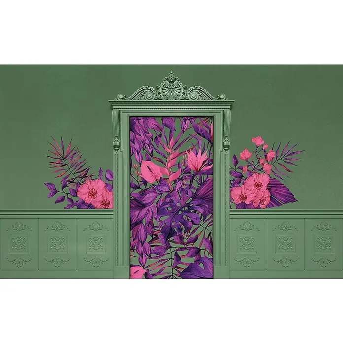 Komar Flair Fototapete Duke Dude - B x H: 400 x 250 cm, Vlies - Ein grüner Raum mit einer verzierten Tür, die mit floralen Mustern in Pink und Lila geschmückt ist. Die Wand ist in einem passenden Grünton gehalten.
