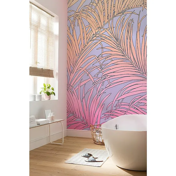 Komar Flair Fototapete Palm Fog - B x H: 200 x 250 cm, Vlies - Ein helles Badezimmer mit einer freistehenden Badewanne, einem weißen Beistelltisch, Handtüchern und einer Wand mit tropischem Palmenmuster.
