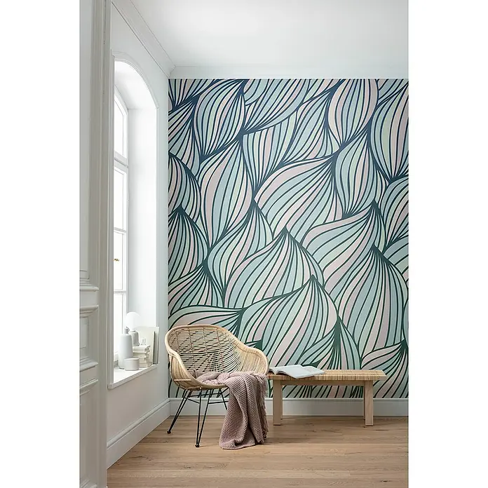 Komar Flair Fototapete Gentle Waves - B x H: 250 x 250 cm, Vlies - Elegantes Interieur mit dekorativer Wandtapete in floralem Design, das dem Raum eine moderne und stilvolle Note verleiht.