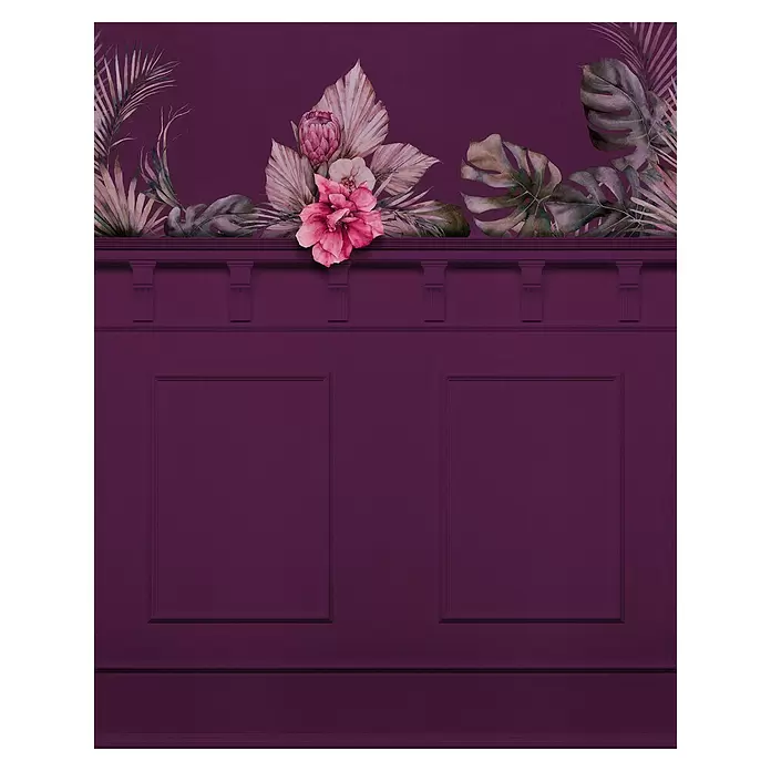 Komar Flair Fototapete Bold Baroness - B x H: 200 x 250 cm, Vlies - Lila Wandvertäfelung mit einer oberen Bordüre aus rosa tropischen Blumen und grünen Blättern.