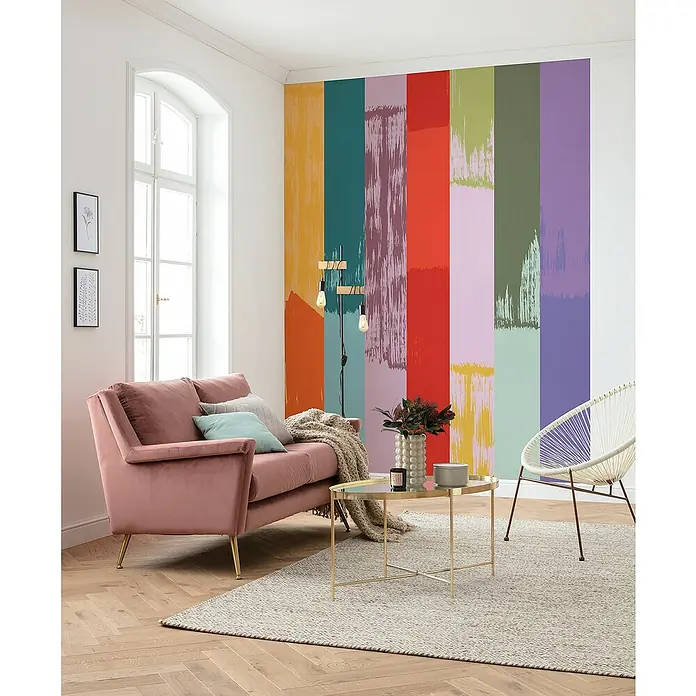 Komar Flair Fototapete Fehlfarben - B x H: 200 x 250 cm, Vlies - Wohnzimmer mit einem rosa Sofa, einem goldenen Couchtisch und einem farbenfrohen Wandbild im Hintergrund für ein modernes und stilvolles Ambiente.