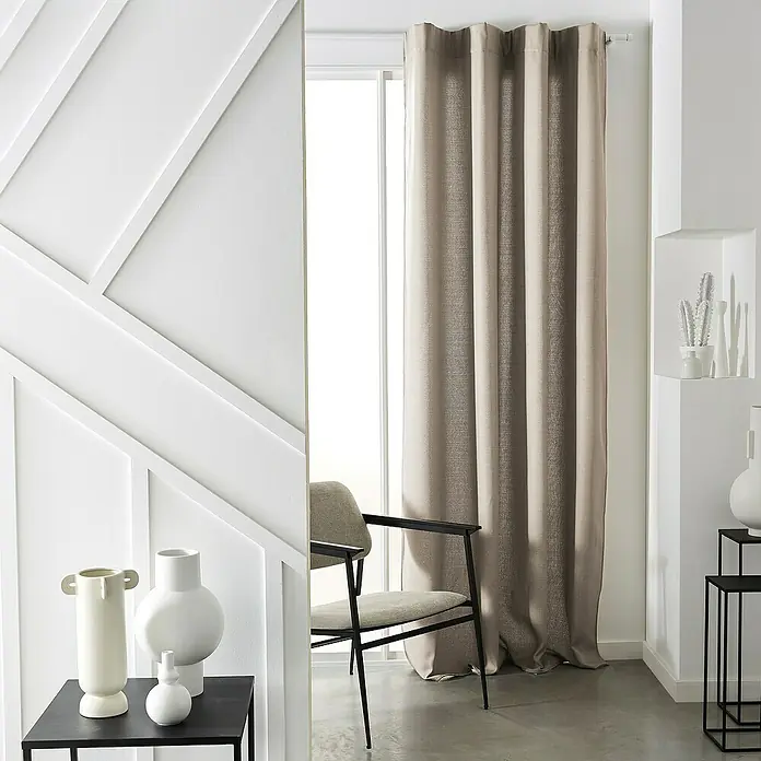 Thermovorhang Chambray - B x H: 140 x 240 cm, 100 % Polyester, Dune - Ein Innenraum mit einem eleganten, beigen Vorhang, der das Tageslicht sanft filtert und für eine warme, einladende Atmosphäre sorgt.