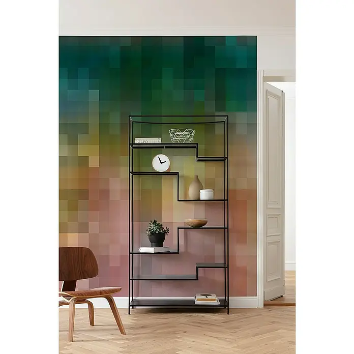 Komar Flair Fototapete Paper Pixels - B x H: 200 x 250 cm, Vlies - Ein modernes Bücherregal aus schwarzem Metall steht vor einer Wand mit farbigen Pixeln. Das Regal ist mit Deko-Objekten geschmückt.