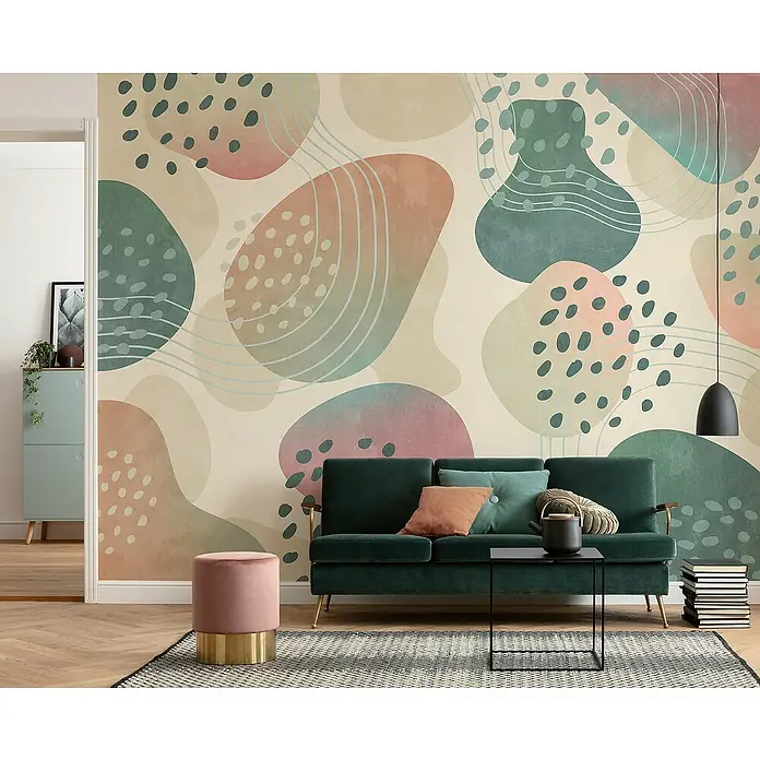 Komar Flair Fototapete Bohorama - B x H: 350 x 250 cm, Vlies - Wohnzimmer mit grünem Sofa und abstrakt gemusterter Tapete, die dem Raum eine künstlerische Note verleiht.