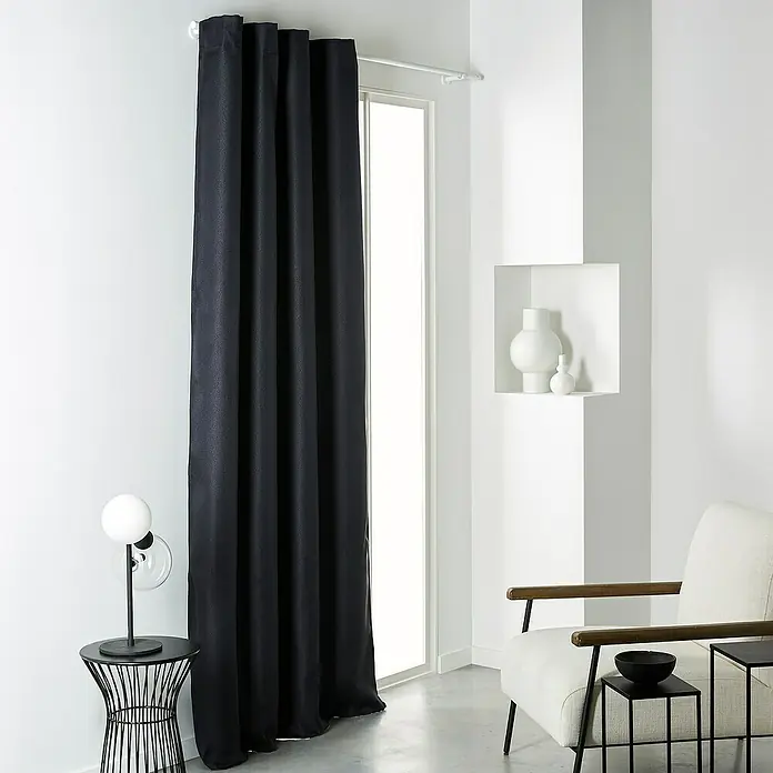 Verdunkelungsvorhang Chambray - B x H: 140 x 240 cm, 100 % Polyester, Anthrazit - Elegante, lange, schwarze Verdunkelungsvorhänge hängen vor einem Fenster und bieten Privatsphäre und Lichtschutz in einem modernen Raum.