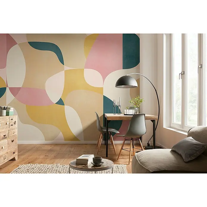 Komar Flair Fototapete Baby Girl - B x H: 350 x 250 cm, Vlies - Gemütliches Esszimmer mit auffälliger geometrischer Wandgestaltung, Holztisch und moderner Bogenlampe für ein stilvolles Ambiente.