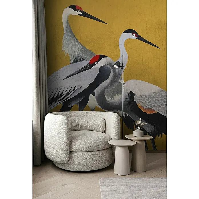 Komar Flair Fototapete Yellow Cranes - B x H: 200 x 250 cm, Vlies - Einladender Bouclé-Sessel mit Beistelltischen vor einer Wand mit Kranichmuster, der Komfort und Stil vereint.