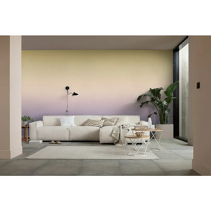 Komar Flair Fototapete Good Morning - B x H: 350 x 250 cm, Vlies - Elegantes Wohnzimmer mit einem weißen Sofa, das vor einer Wand mit Farbverlauf steht. Zwei runde Beistelltische ergänzen das moderne Interieur.