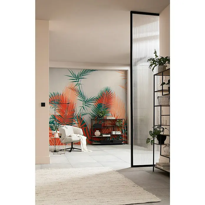 Komar Flair Fototapete Tropical Trip - B x H: 300 x 250 cm, Vlies - Wohnzimmer mit tropischer Blättertapete, Sessel, Regal und Raumteiler mit geriffeltem Glas. Helles und modernes Interieur.