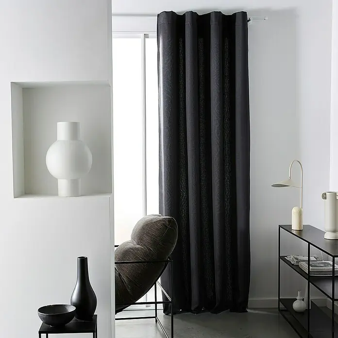 Thermovorhang Chambray - B x H: 140 x 240 cm, 100 % Polyester, Anthrazit - Elegante, lange, dunkle Gardine neben einem Fenster in einem modernen Raum. Sie sorgt für Privatsphäre und dunkelt den Raum ab.