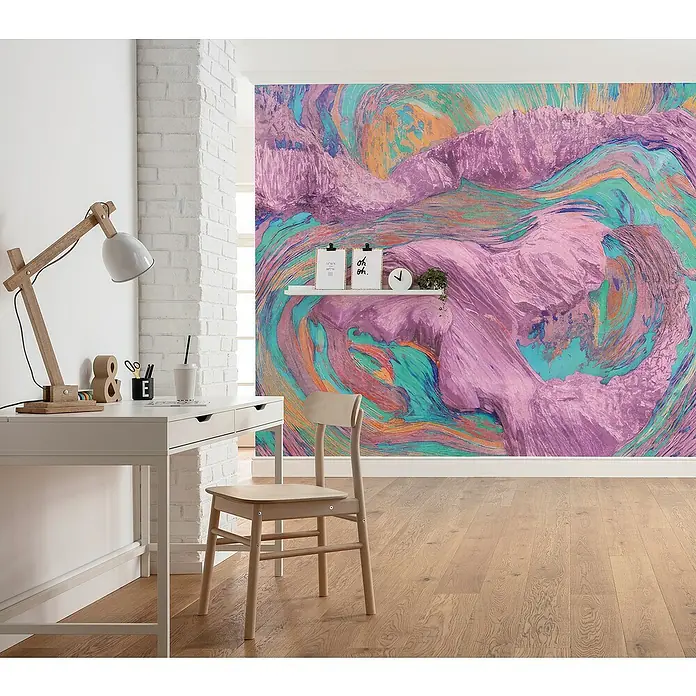 Komar Flair Fototapete Sunset Island - B x H: 300 x 250 cm, Vlies - Ein helles Büro mit weißem Schreibtisch und Holzstuhl vor einer Wand mit abstrakter Kunst, die dem Raum eine moderne Note verleiht.