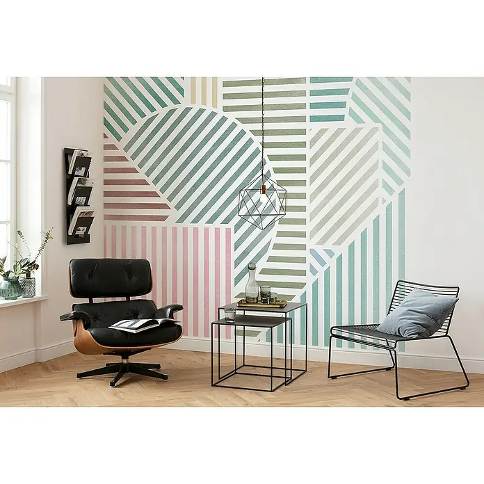 Komar Flair Fototapete Jeux de Lignes - B x H: 300 x 250 cm, Vlies, Bonbon - Der Raum präsentiert ein modernes Flair mit einem stilvollen Wanddesign und eleganten Möbeln.