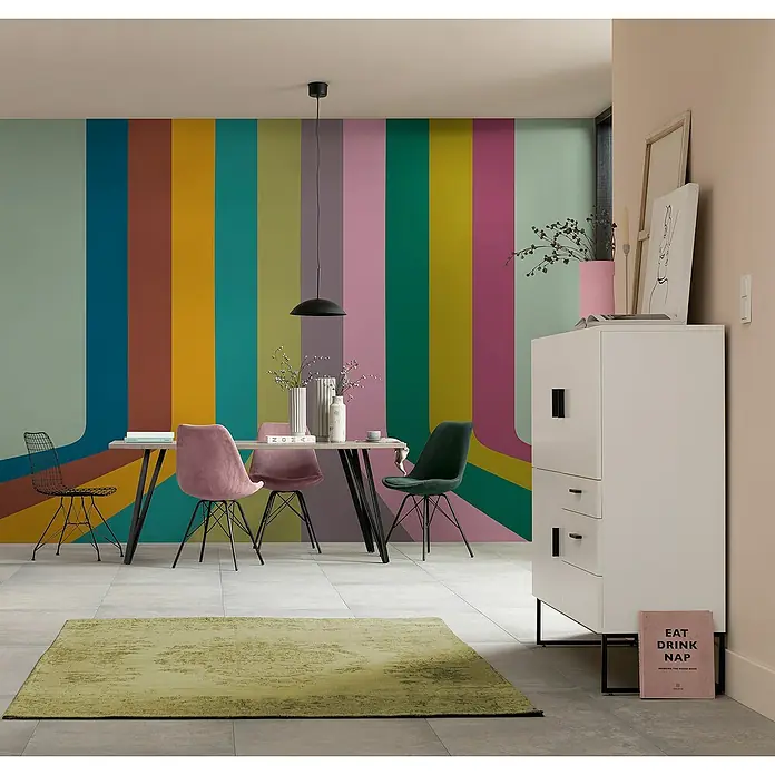 Komar Flair Fototapete Modern - B x H: 350 x 250 cm, Vlies - Esszimmer mit farbenfroher Wandgestaltung, Esstisch mit Stühlen und einem weißen Sideboard, das dem Raum einen modernen Touch verleiht.