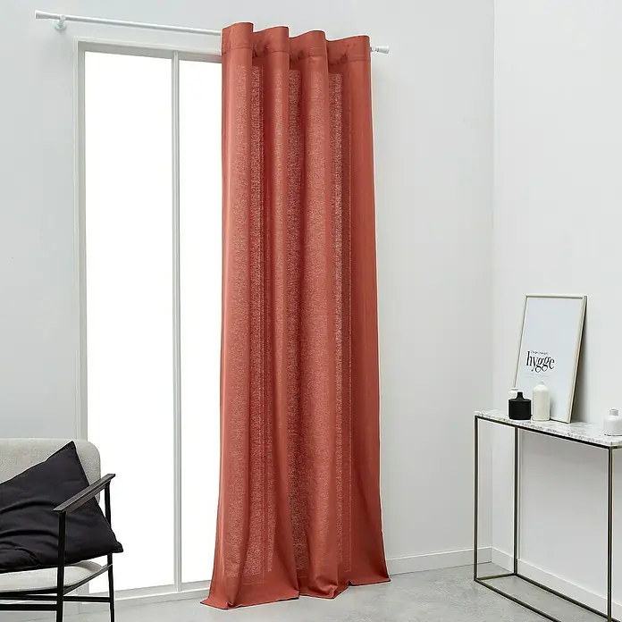 Dekovorhang Nature - 140 x 240 cm, 100 % Baumwolle, Terracotta - Ein orangefarbener Vorhang hängt an einer weißen Stange vor einem Fenster. Dekorative Ergänzung für jeden Raum, der Privatsphäre und Stil bietet.