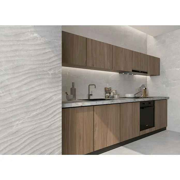 Revestimiento de pared Tempo - 33 x 55 cm, Pearl, Mate - Cocina moderna con armarios de madera, encimera de mármol y azulejos de pared gris claro para un diseño elegante.