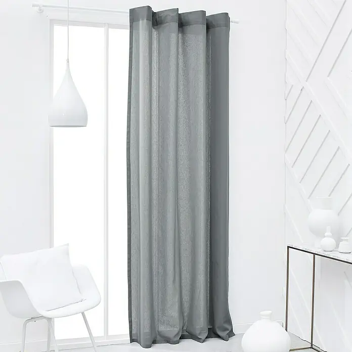 Dekovorhang Nature - 140 x 240 cm, 100 % Baumwolle, Hellgrau - Grauer Vorhang vor einem Fenster in einem hellen, modernen Raum. Der Vorhang verleiht dem Raum eine elegante und stilvolle Note.