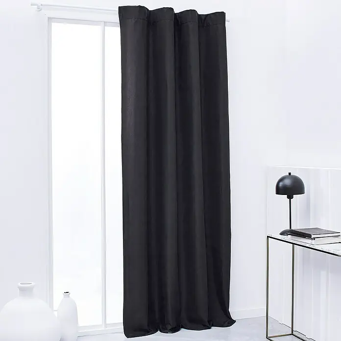 Thermovorhang - B x H: 140 x 240 cm, 100 % Polyester, Anthrazit - Eine elegante, schwarze Verdunkelungsgardine hängt vor einem Fenster und sorgt für Privatsphäre und Dunkelheit im Raum.