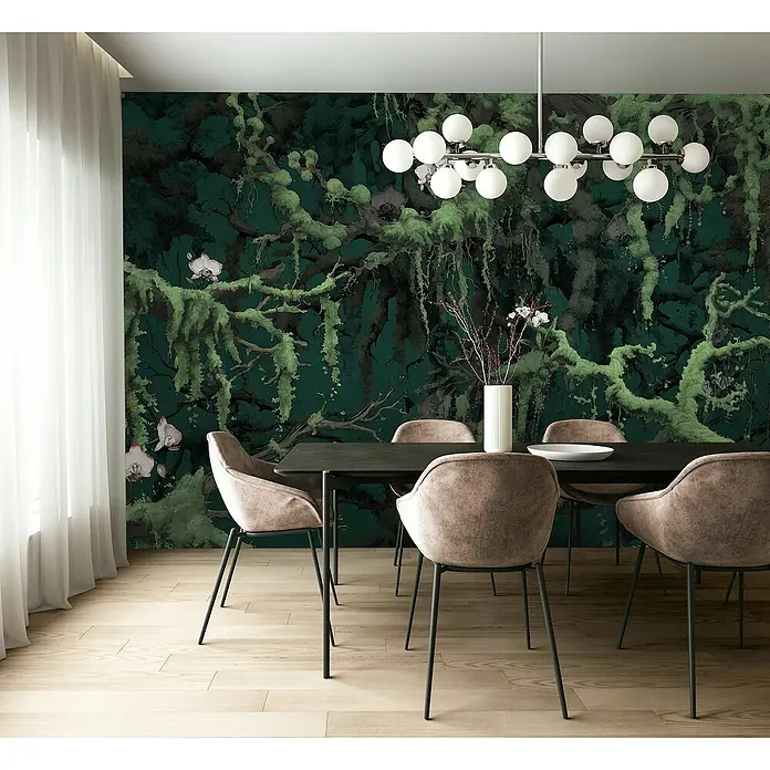 Komar Flair Fototapete Orch-Idee - B x H: 350 x 250 cm, Vlies - Elegantes Esszimmer mit modernem Kronleuchter, dunklem Esstisch und sechs stilvollen Stühlen vor einer grünen Wandtapete.