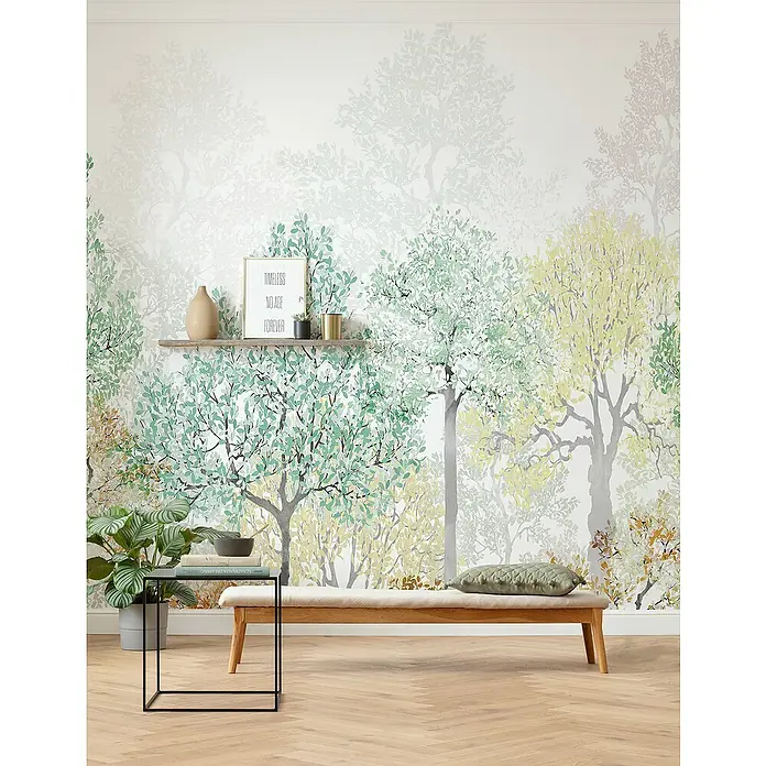 Komar Flair Fototapete Bright Rainbow - B x H: 350 x 250 cm, Vlies - Zimmer mit Wandtapete mit Waldmotiven, Bank und Beistelltisch mit Pflanze. Gemütliches Ambiente im Naturlook mit dezenten Farben.