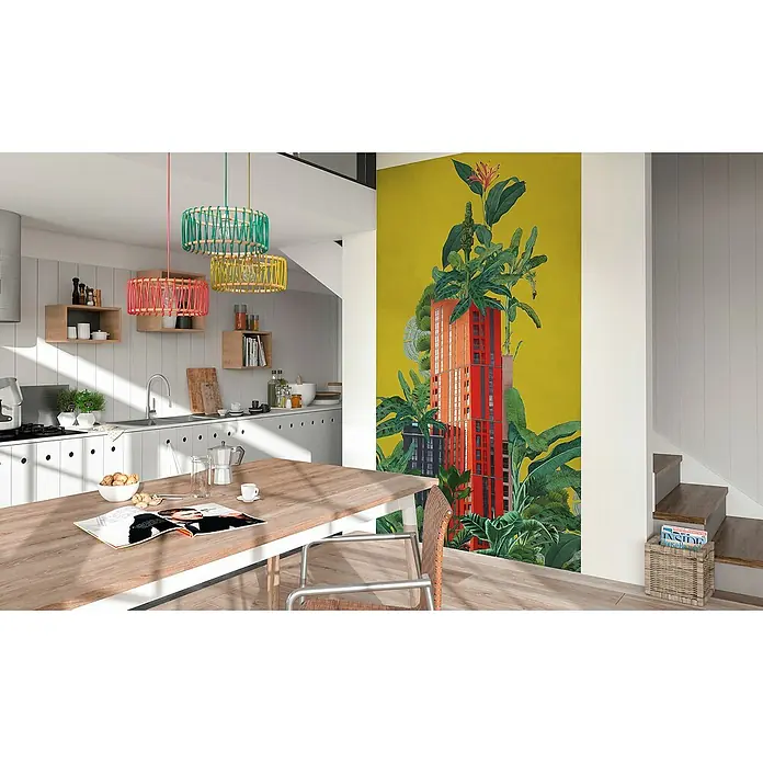 Komar Flair Fototapete Plant House - B x H: 150 x 250 cm, Vlies - Helle Küche mit Holztisch und farbenfrohen Lampen. Die Wandgestaltung mit Pflanzenmotiv und Hochhaus verleiht dem Raum eine moderne Note.