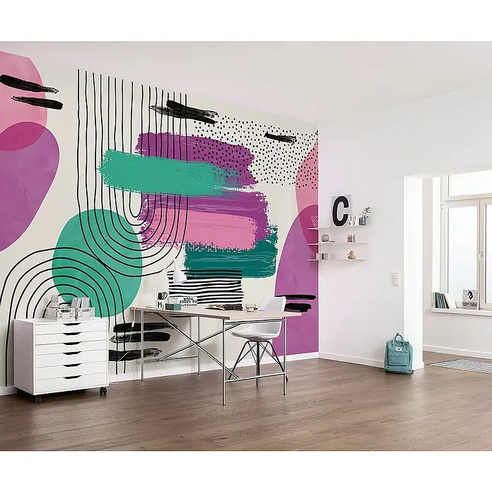 Komar Flair Fototapete La Boum - B x H: 350 x 250 cm, Vlies - Büro mit einer auffälligen Wandtapete mit abstrakten Formen und klaren Linien in verschiedenen Farben, die dem Raum eine moderne Note verleiht.