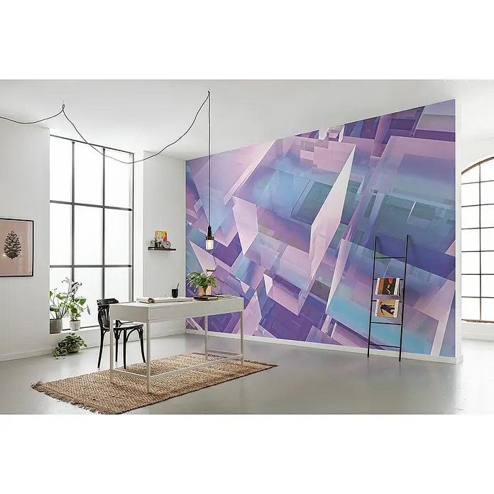 Komar Flair Fototapete Holographicubical - B x H: 350 x 250 cm, Vlies - Büro mit einem Schreibtisch, einem Stuhl, einem Teppich und einer Wand mit einem geometrischen Muster.