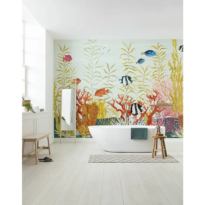Komar Flair Fototapete Coral World - B x H: 350 x 250 cm, Vlies - Ein Badezimmer mit einer Badewanne und einer Tapete mit einem Unterwassermotiv, die eine entspannende Atmosphäre schafft.