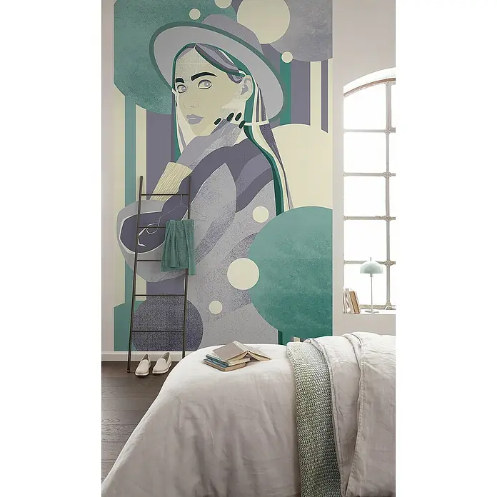 Komar Flair Fototapete Woman Hat Colour - B x H: 150 x 250 cm, Vlies - Helle Schlafzimmergestaltung mit einem dekorativen Wandbild einer Frau mit Hut, Leiter und Bettwäsche für eine entspannte Atmosphäre.