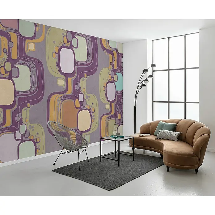 Komar Flair Fototapete Masterpiece - B x H: 350 x 250 cm, Vlies - Wohnzimmer mit Sofa, Sessel, Tisch und einer Wand mit einem retro-inspirierten Muster für ein gemütliches und stilvolles Ambiente.