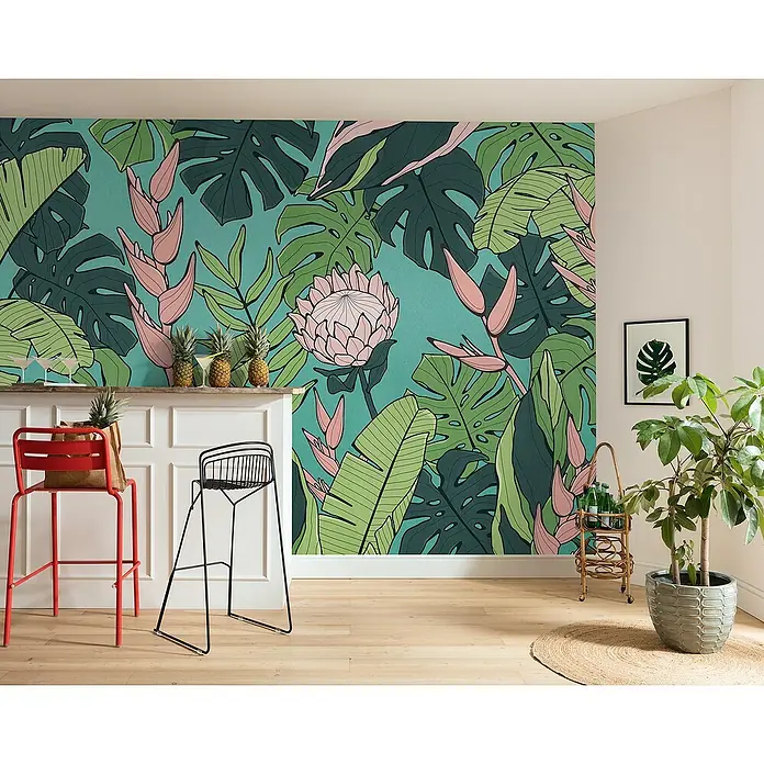 Komar Flair Fototapete Revival - B x H: 350 x 250 cm, Vlies - Ein Raum mit einer tropischen Wandtapete, zwei Barhockern, einem Pflanzentopf und dekorativen Elementen.
