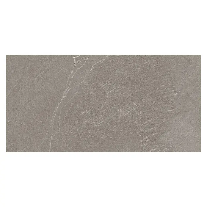 Pavimento porcelánico Aura - 37,5 x 75,5 cm, Ash, Mate - Primer plano de una losa con una textura natural de pizarra gris, ideal para diseños modernos y rústicos.