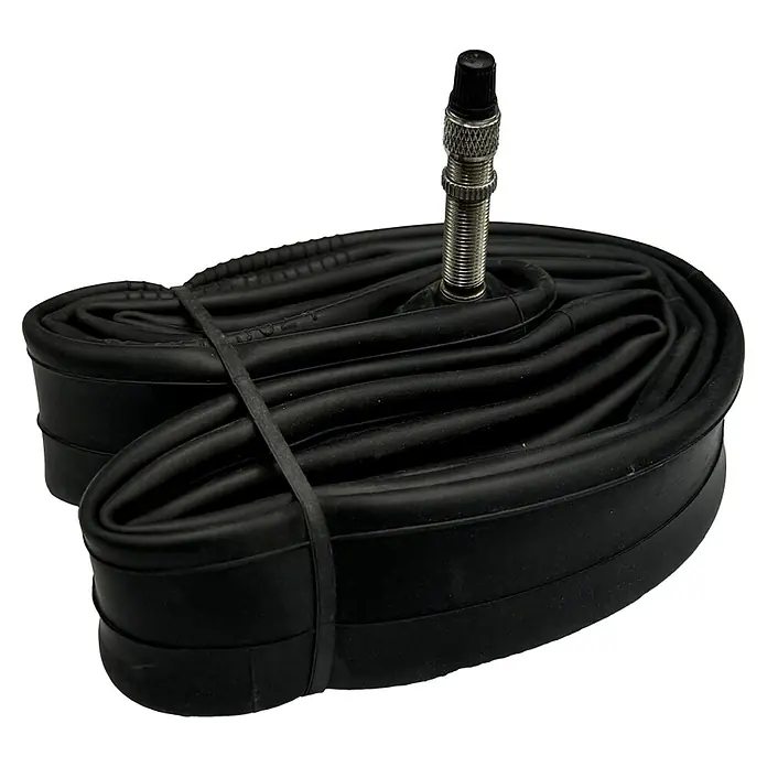 Fahrradschlauch Pannensicher - 28 ", Dunlopventil, Länge Ventil: 40 mm - Schwarz gefalteter Fahrradschlauch mit hervorstehendem Ventil vor schwarzem Hintergrund, ideal für Fahrradreparaturen.