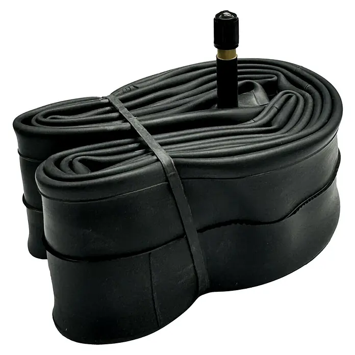 Fahrradschlauch - Pannensicher, 27,5 ", 2,1 " - 2,35 ", Autoventil - Nahaufnahme eines zusammengerollten, schwarzen Fahrradschlauchs mit einem Ventil in der Mitte, der mit einem Band fixiert ist.
