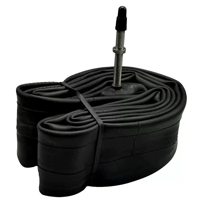 Fahrradschlauch - Pannensicher, 26 ", Sclaverandventil - Schwarzer Fahrradschlauch, ordentlich gefaltet und gebunden, mit silbernem Sclaverandventil.